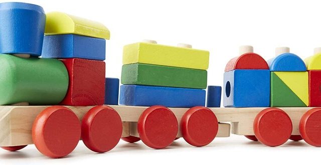 Los juguetes de madera son ideales como primer juguete para bebé.