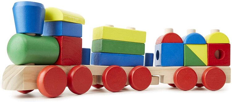 Los juguetes de madera son ideales como primer juguete para bebé.