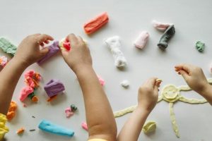 Las masas y plastilinas también son un ejemplo de juguetes sensoriales.