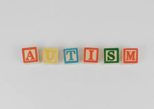 Los juguetes sensoriales para autismo facilitan la comunicación y desarrollan la percepción sensorial en niños con TEA.