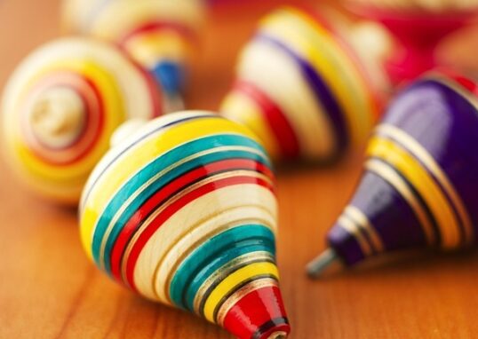 Conoce la tradición cultural del trompo juguete tradicional.